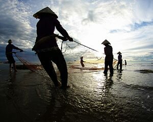 Phân tích nhân vật người đàn bà trong Chiếc thuyền ngoài xa